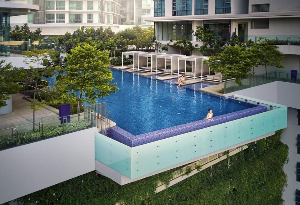 Property building, Day, Swimming pool, sunbed
