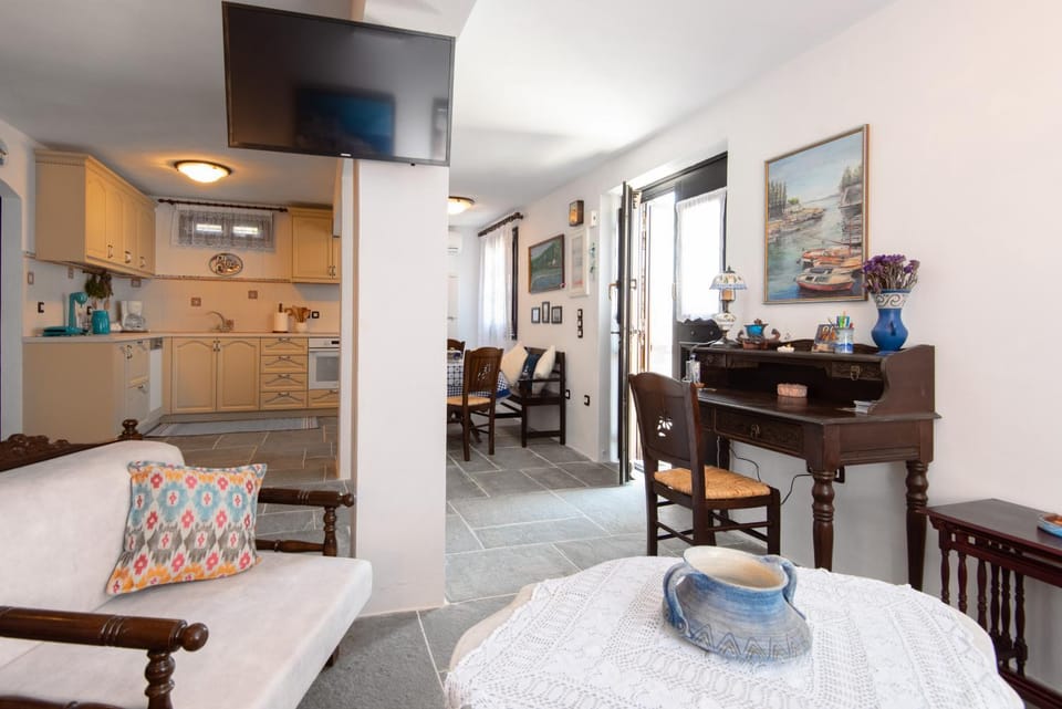 TV and multimedia, Kitchen or kitchenette, Living room, Dining area