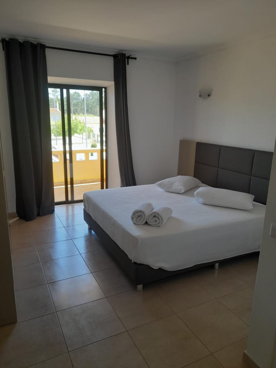 Bed, towels