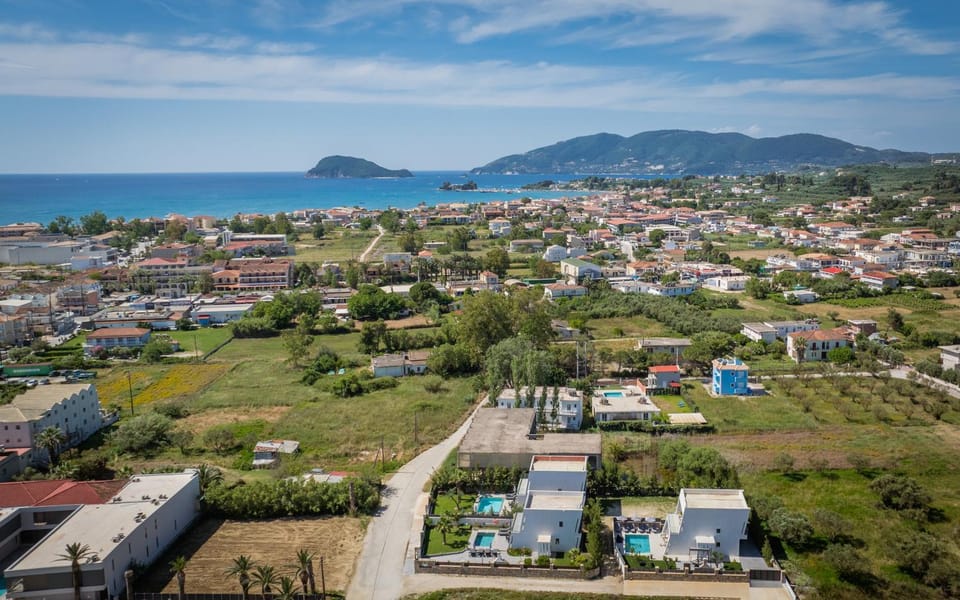 Property building, Nearby landmark, Day, Neighbourhood, Natural landscape, Bird's eye view, Sea view, Location