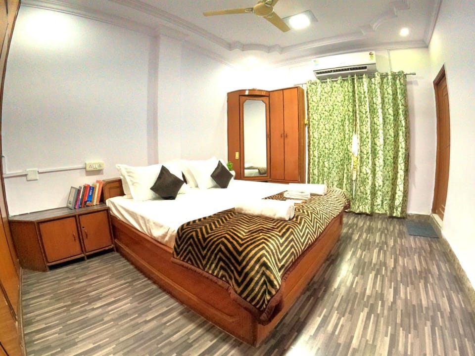 Photo of the whole room, Bedroom
