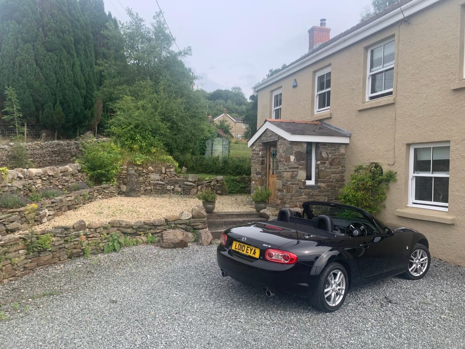 Highly recommended dog friendly cosy country escape with open fires near M4 Bed and Breakfast in Wales