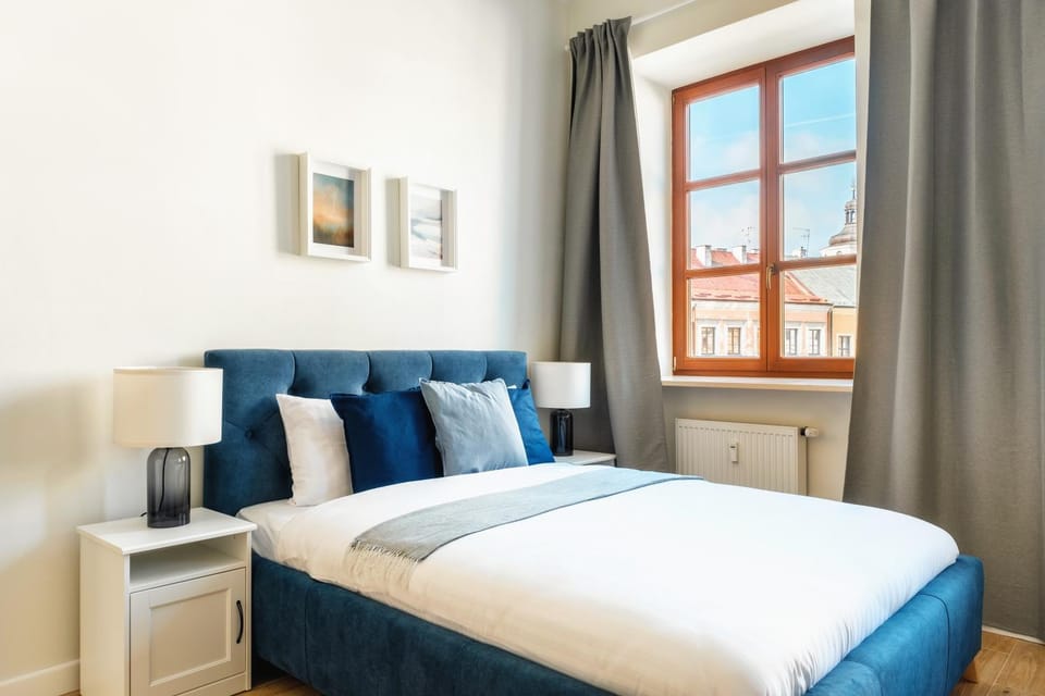 Bed, Seating area, Bedroom