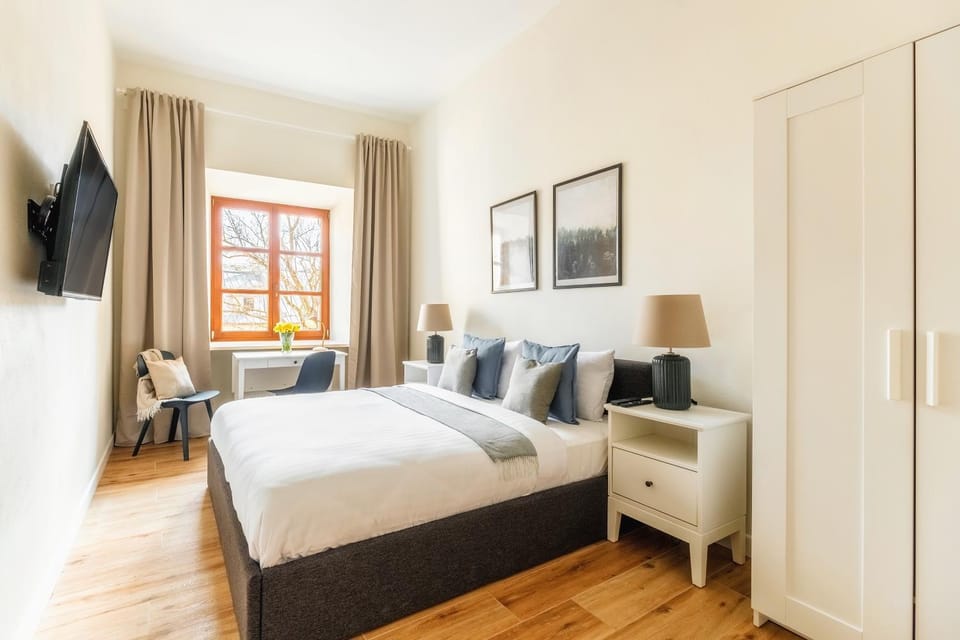 Bed, TV and multimedia, Photo of the whole room, Bedroom