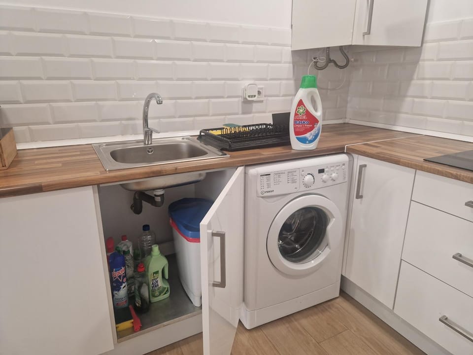 Kitchen or kitchenette, washing machine, kitchen