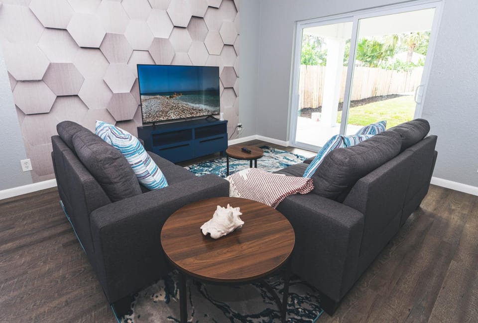 Golfers Paradise 4-hole PUTT-PUTT, Mega Chess with huge backyard, hammock House in Jupiter