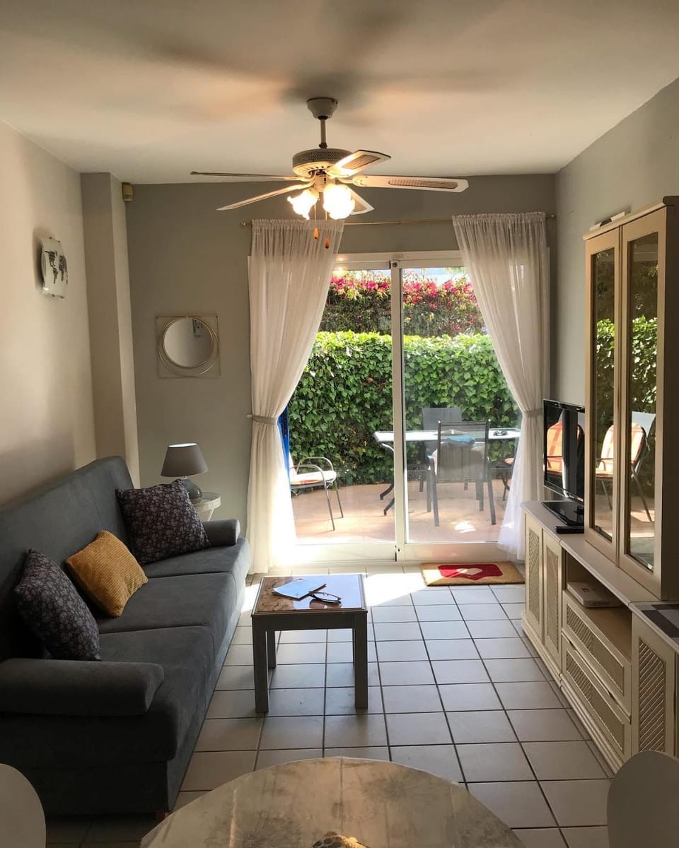 Living room, Seating area, Dining area, fireplace, air conditioner
