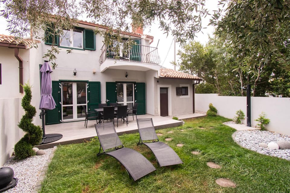 Patio, Facade/entrance