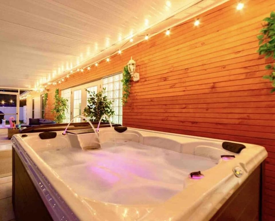 The Flamingo*4bed*pool*jacuzzi*foosball House in Valrico