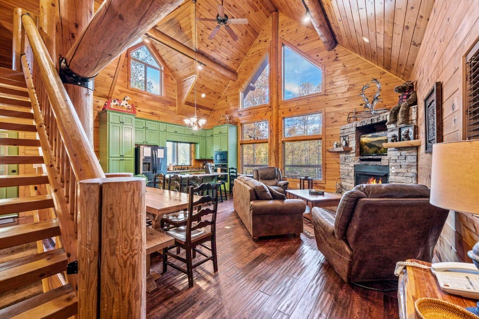 Living room, Seating area, Dining area, fireplace