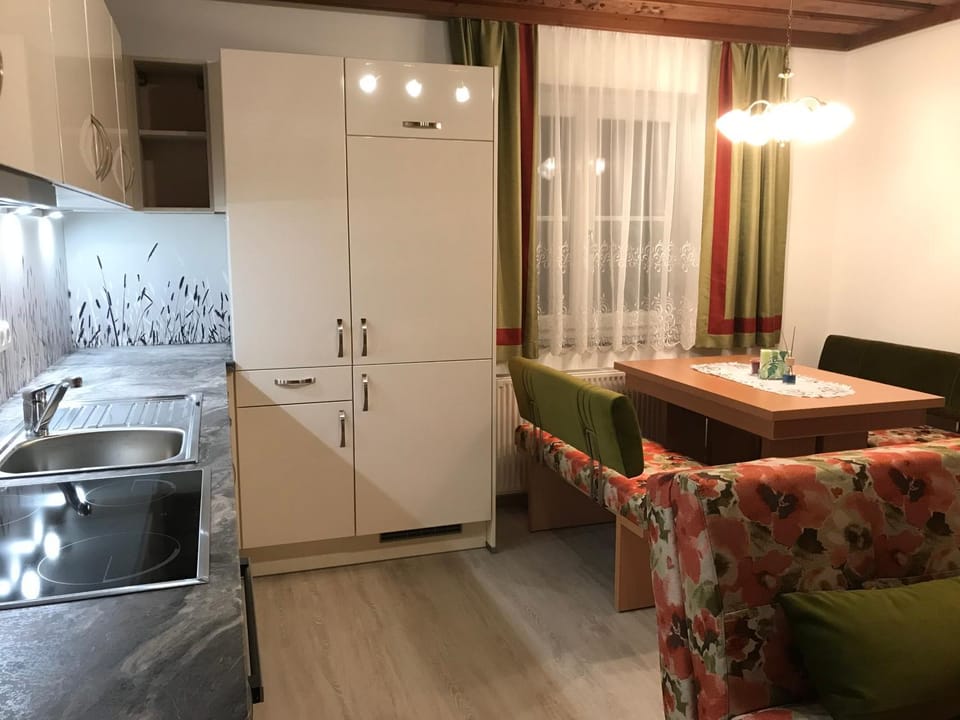 Kitchen or kitchenette, Living room, Seating area, Dining area