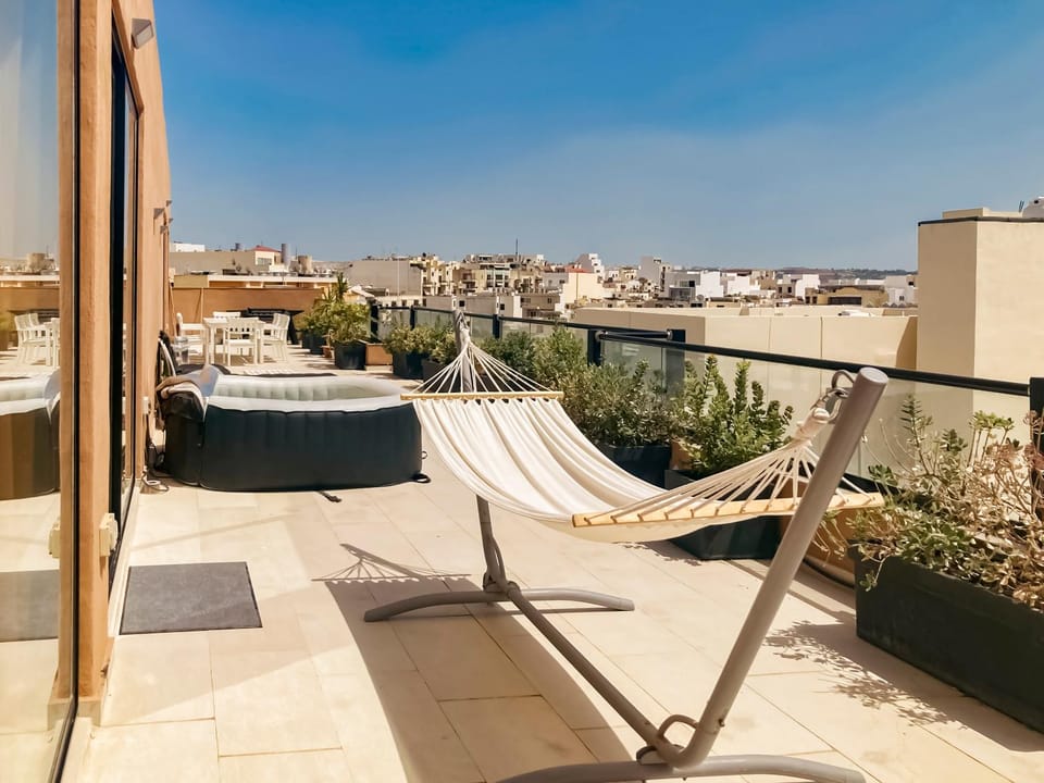 View (from property/room), Balcony/Terrace, Balcony/Terrace, Seating area, City view