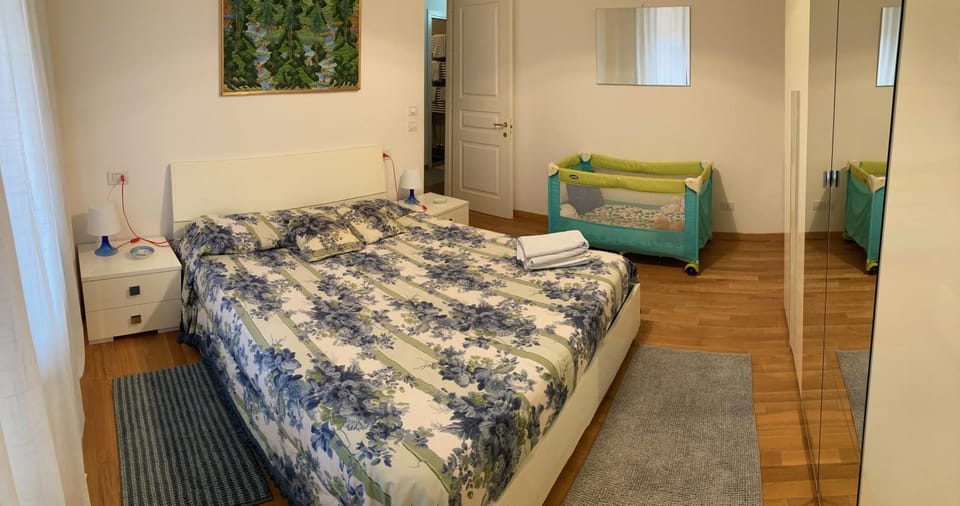 Bed, Photo of the whole room, Bedroom, cot, Facility for disabled guests, wardrobe, wedding