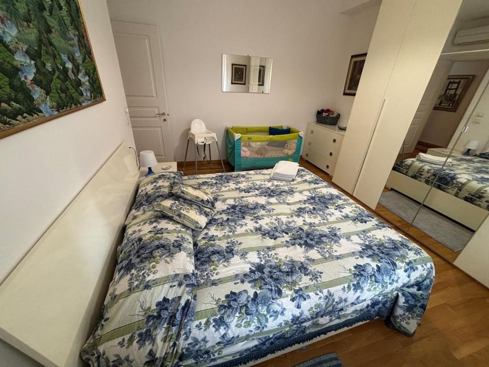 Bed, Photo of the whole room, Bedroom, children, young children, cot, locker, towels, wardrobe