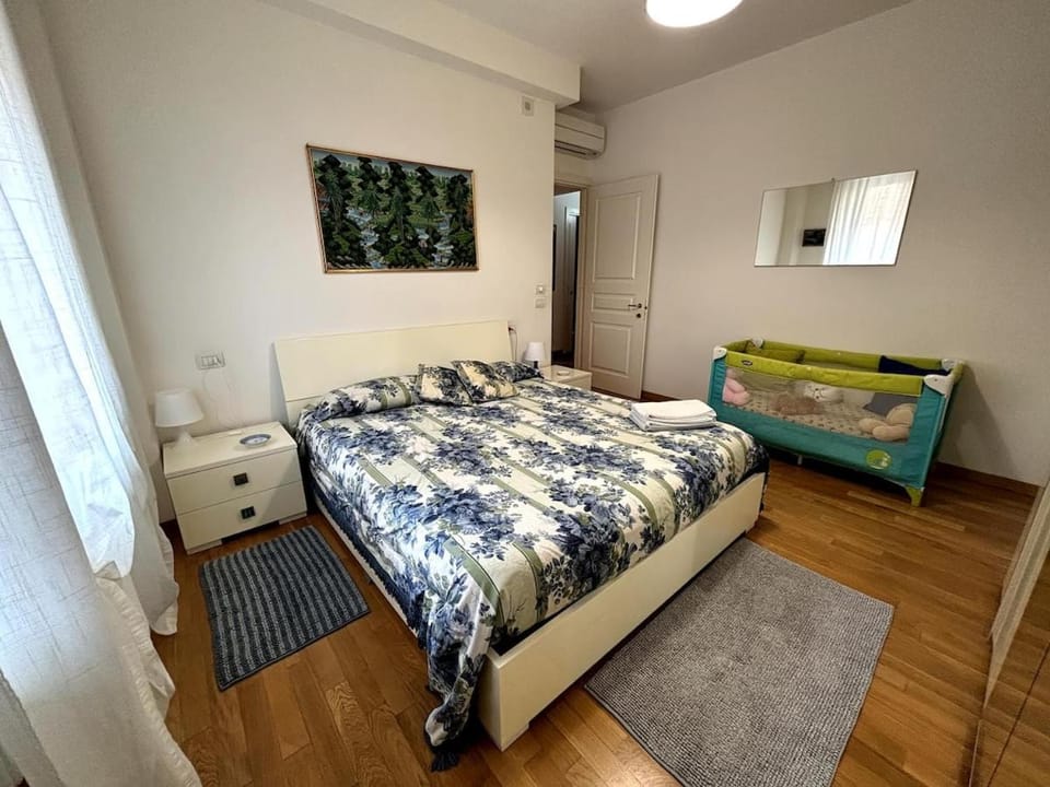 Bed, Photo of the whole room, Bedroom, children, young children, cot, wedding, air conditioner