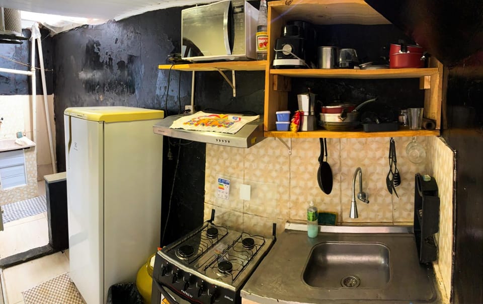 Kitchen or kitchenette, dishwasher, stove