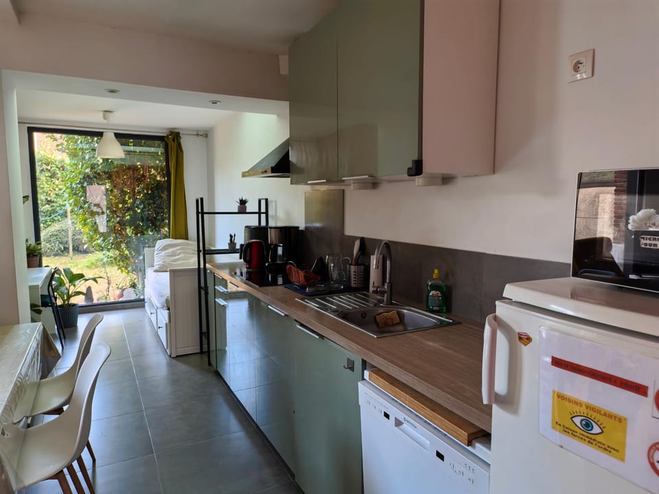 Coffee/tea facilities, Kitchen or kitchenette, dishwasher, stove