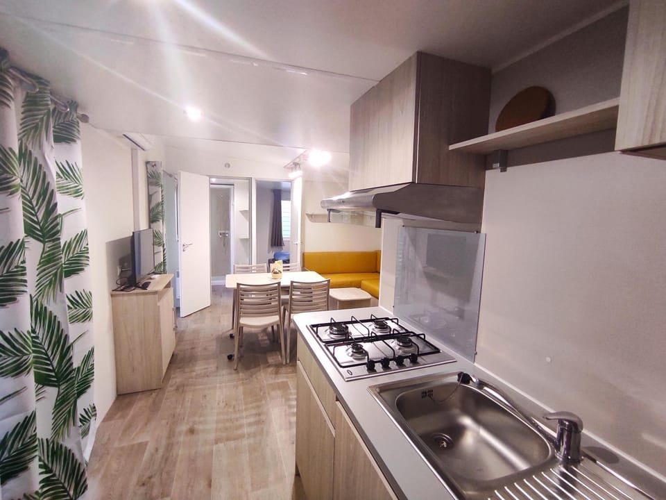 TV and multimedia, Kitchen or kitchenette, Dining area, dishwasher, minibar, stove, air conditioner