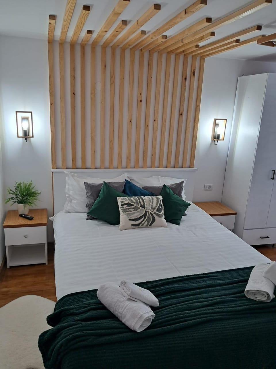 Bed, Bedroom, towels