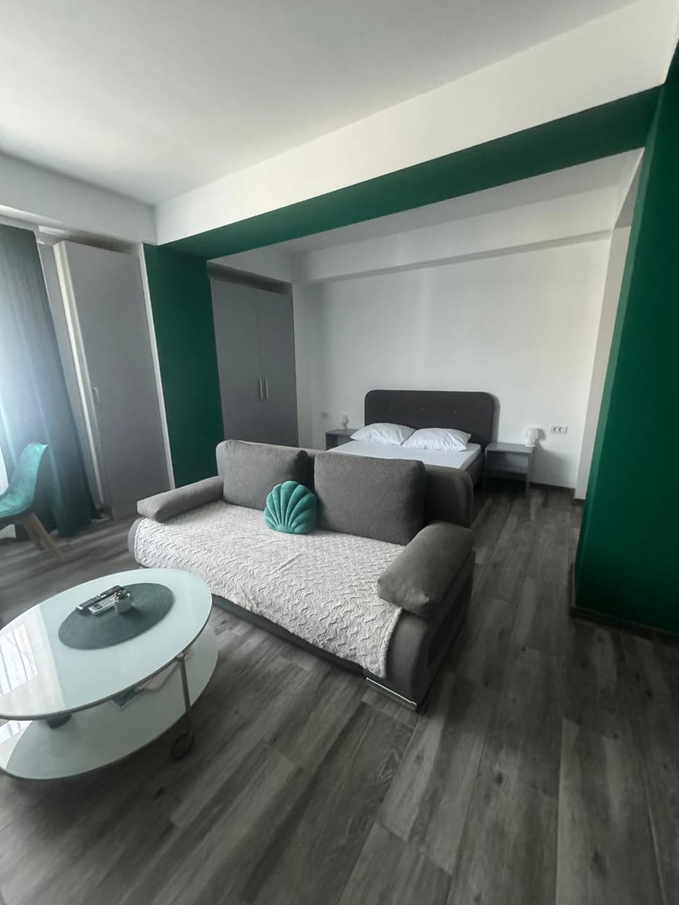 Photo of the whole room, Seating area