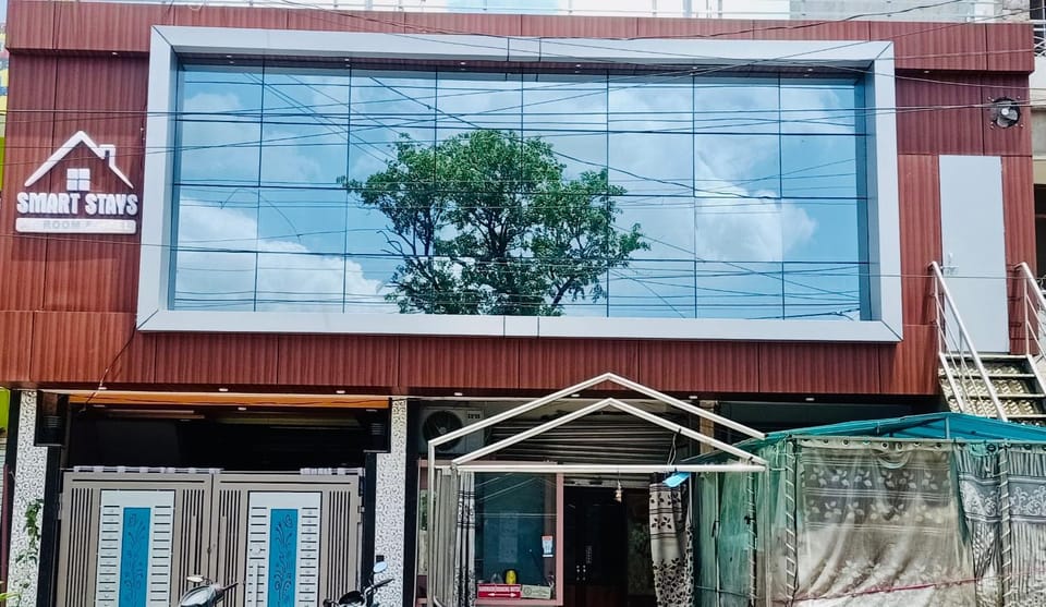 Smart Stays - MMMUT College - GKP Airport Apartment in Nepal