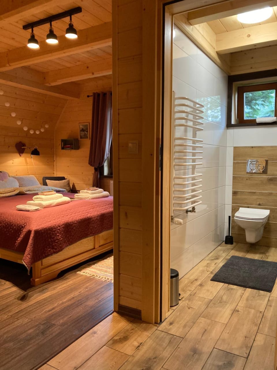 Bed, Bathroom, Photo of the whole room, Bedroom