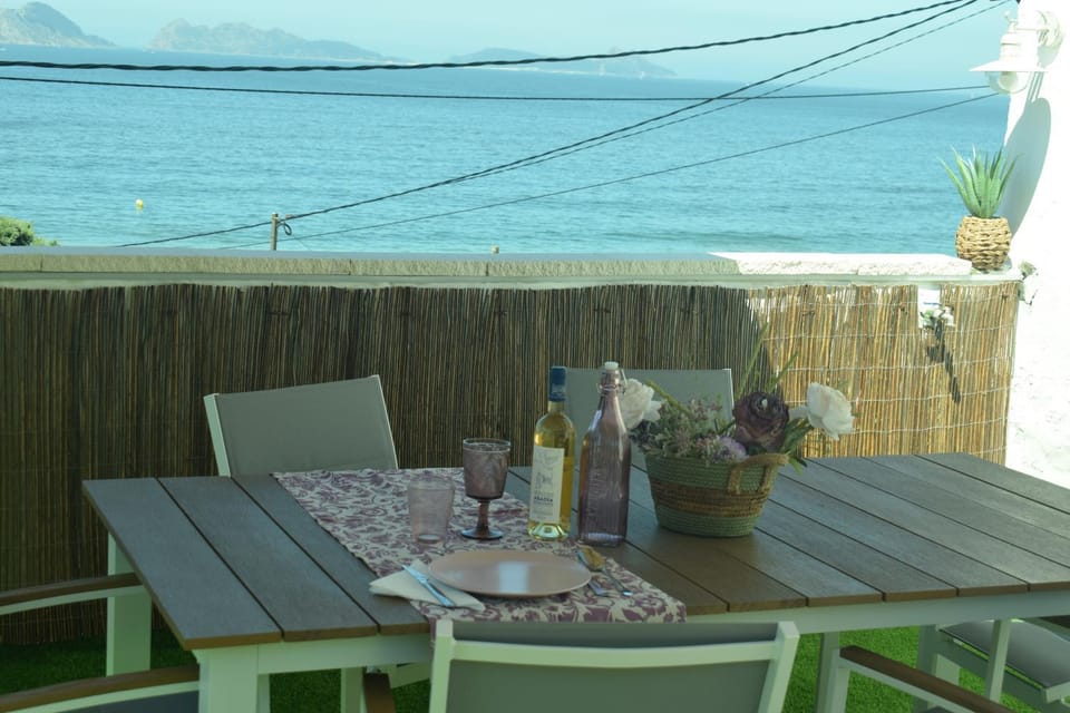 Day, Natural landscape, View (from property/room), Balcony/Terrace, Dining area, Sea view, Area and facilities