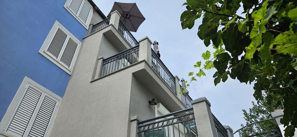 Property building, Patio, Day, Balcony/Terrace