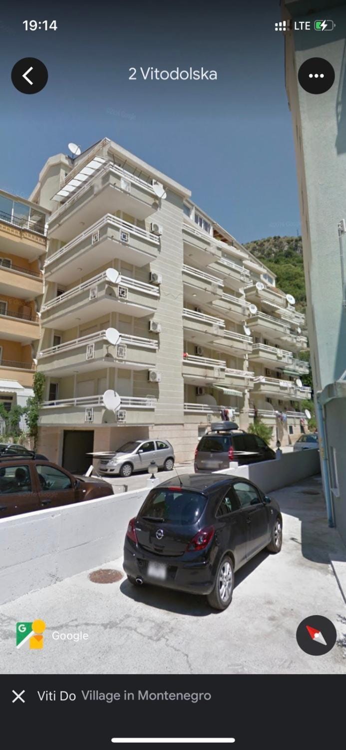 Property building, Nearby landmark, Neighbourhood, City view, Street view