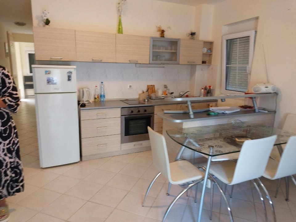 Kitchen or kitchenette, Dining area, Communal kitchen
