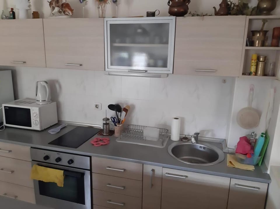 Kitchen or kitchenette, Communal kitchen
