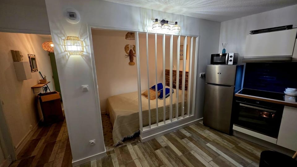 Bed, Photo of the whole room, Bedroom, oven, stove