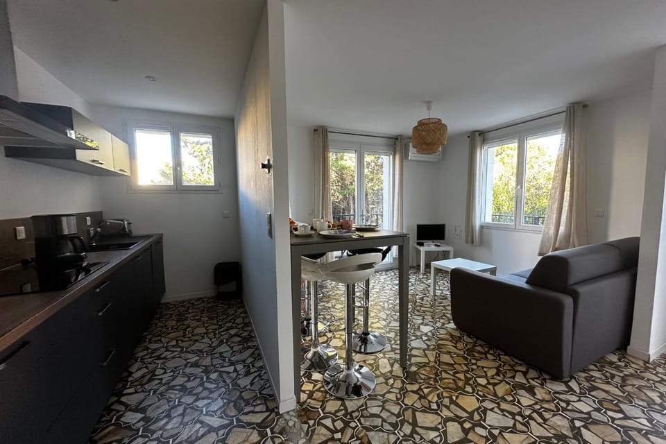 Kitchen or kitchenette, Seating area, Dining area