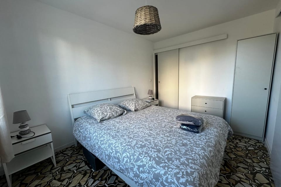 Bed, Photo of the whole room, Bedroom, wardrobe