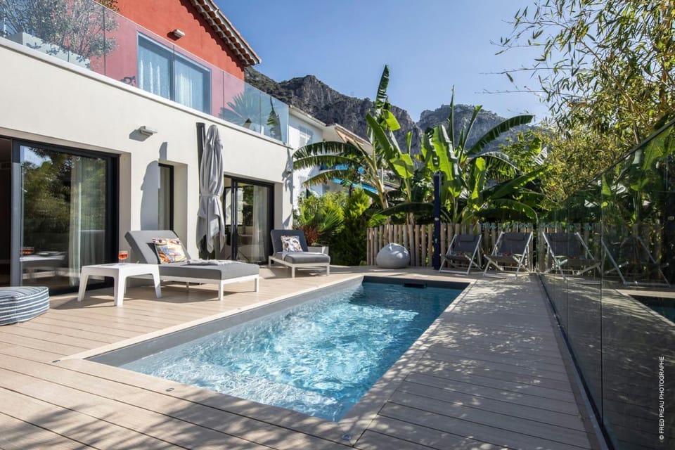 Property building, Patio, Day, Natural landscape, Mountain view, Pool view, Swimming pool, sunbed