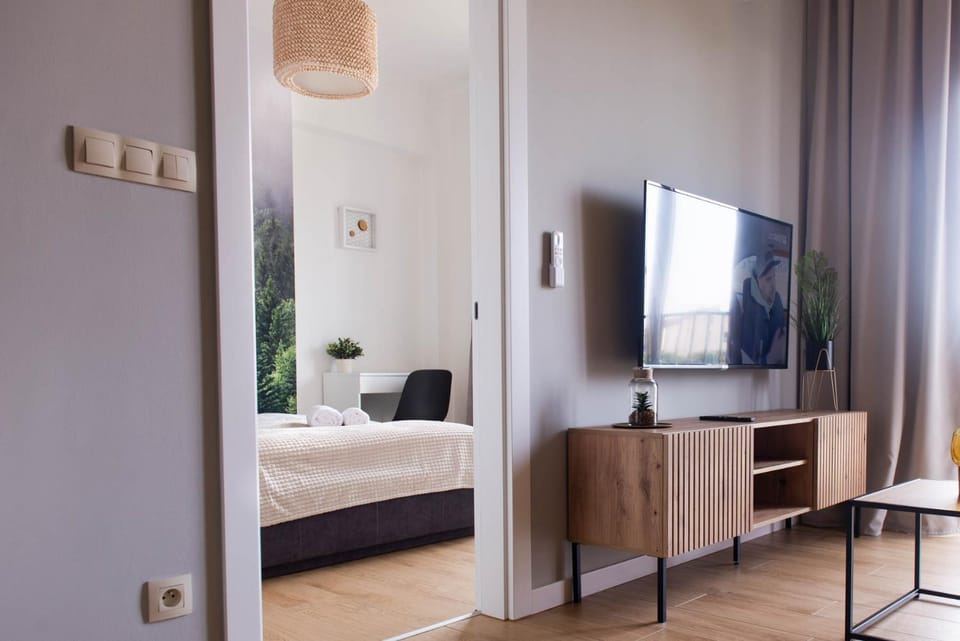 Bed, TV and multimedia, Photo of the whole room, Bedroom