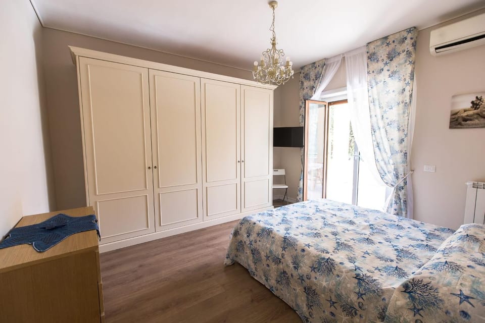 Bed, TV and multimedia, Photo of the whole room, Bedroom, heating, wardrobe, air conditioner