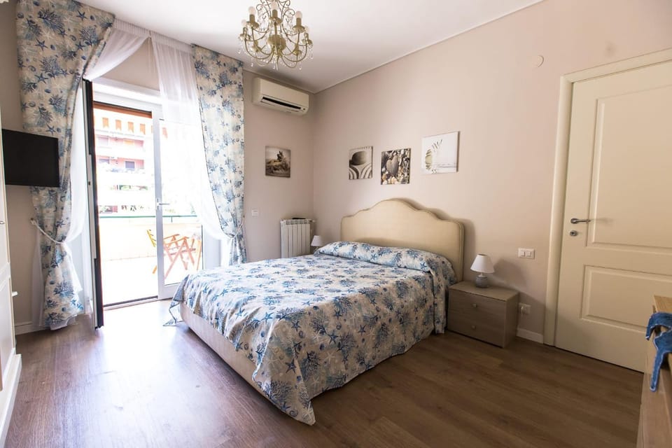 Bed, TV and multimedia, Photo of the whole room, Bedroom, heating, wardrobe, air conditioner