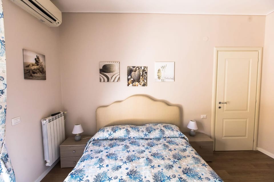 Bed, Photo of the whole room, Bedroom, heating, wardrobe, air conditioner