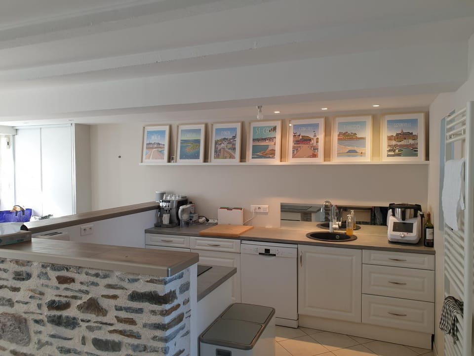 Coffee/tea facilities, Kitchen or kitchenette, minibar, stove, toaster