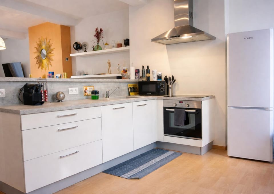 Coffee/tea facilities, Kitchen or kitchenette, dishwasher, oven, stove