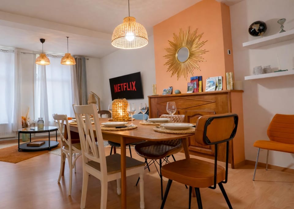 TV and multimedia, Living room, Seating area, Dining area