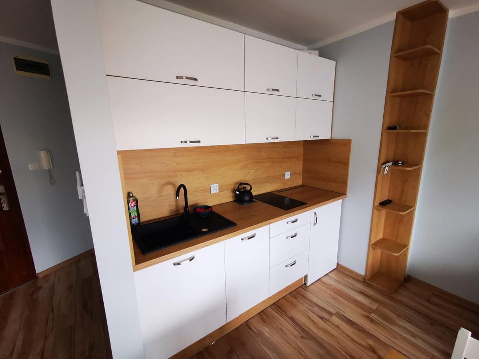 Coffee/tea facilities, Kitchen or kitchenette, stove