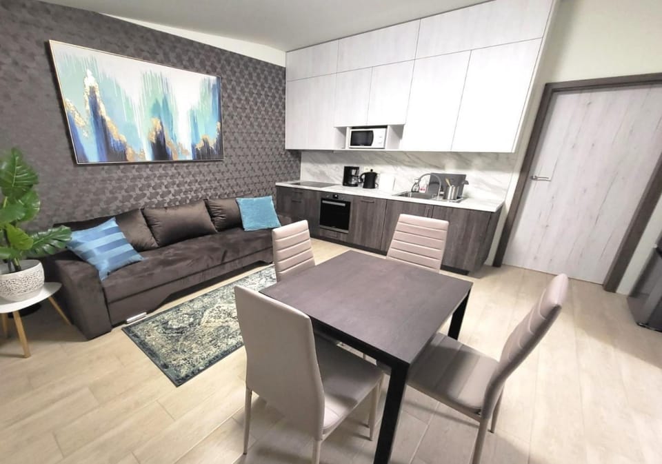 Kitchen or kitchenette, Seating area, Dining area, minibar, pet friendly, stove