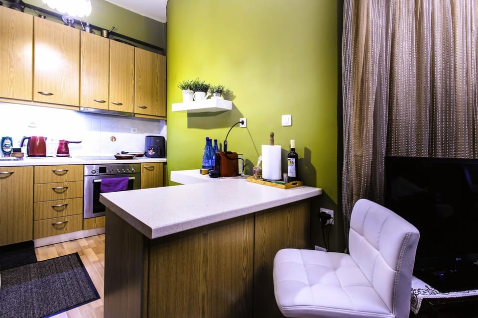 Coffee/tea facilities, Kitchen or kitchenette, Dining area, oven, stove