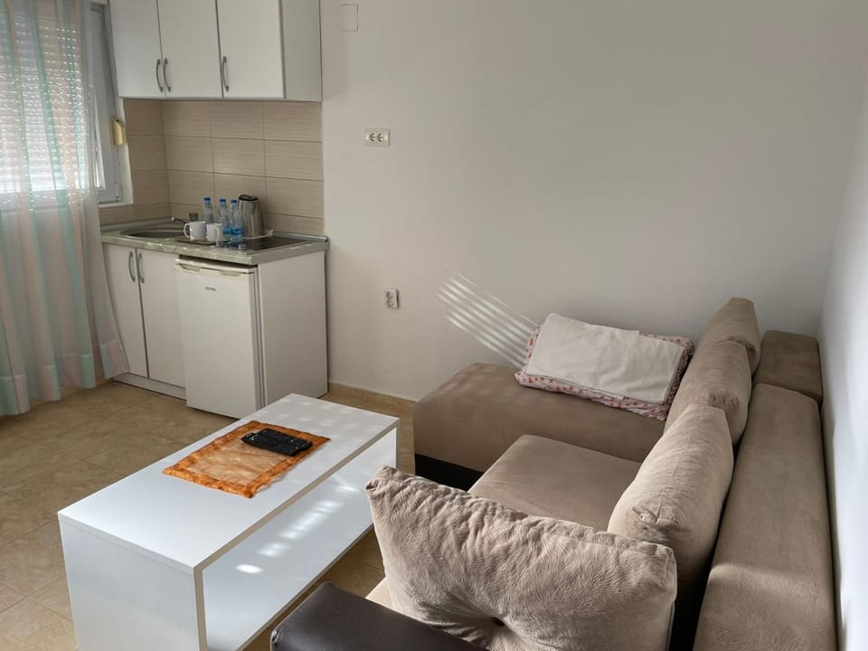 Kitchen or kitchenette, Living room, Seating area