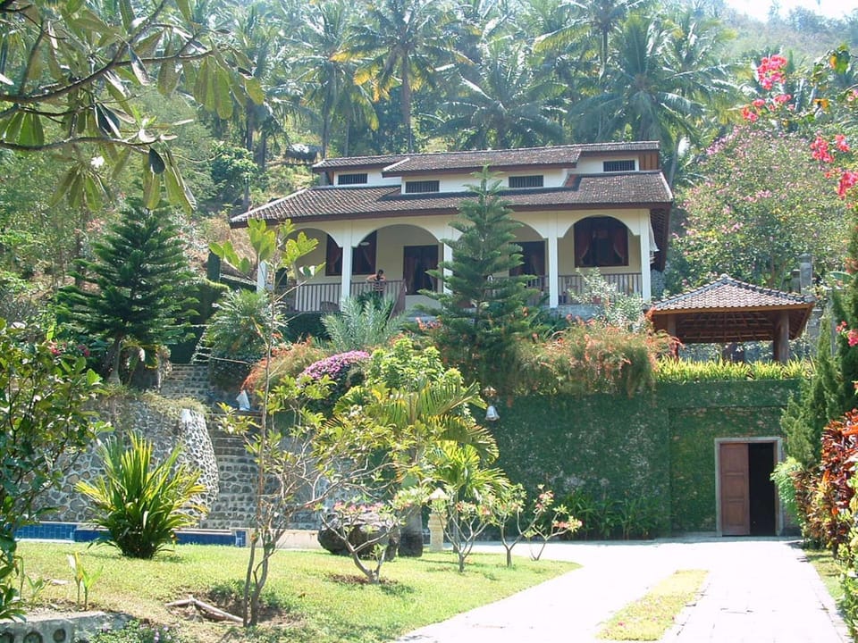 Property building, Facade/entrance, Garden, Area and facilities