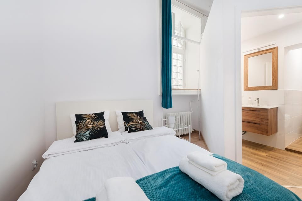 Bed, Bathroom, Bedroom, towels