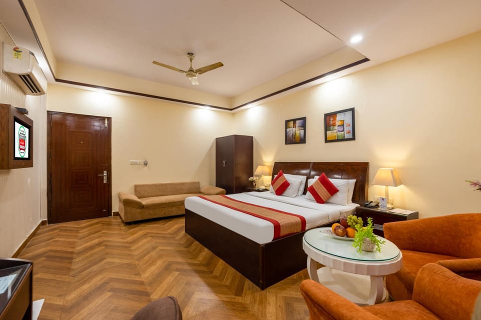 Bed, TV and multimedia, Photo of the whole room, Seating area, Bedroom, air conditioner