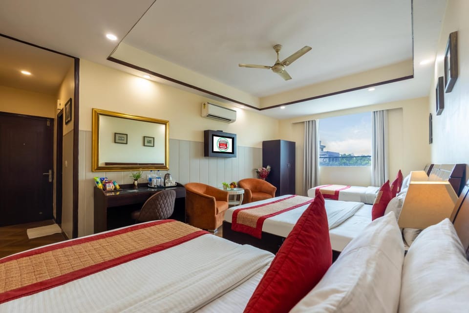 Bed, TV and multimedia, Photo of the whole room, Seating area, Bedroom, wardrobe, air conditioner